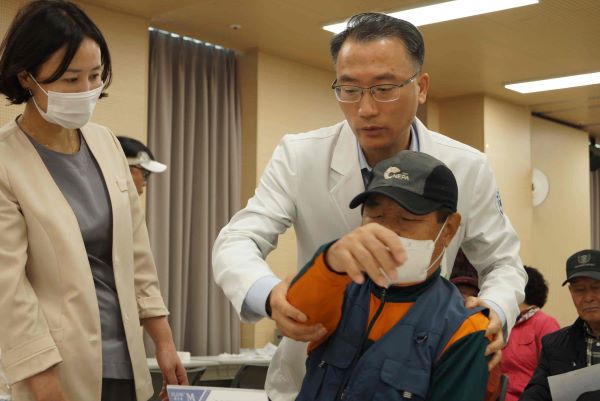 (사진=밀양시) 마산365병원에서 밀양시 삼랑진읍 지역 주민들을 위한 의료봉사활동을 펼치고 있다.