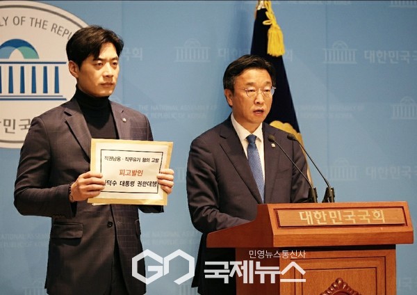 사진=14일 이용우 더불어민주당 법률위원장은 국회 소통관에서 한준호 최고위원과 함께 기자회견을 열고한덕수 대통령 권한대행 겸 국무총리를 직권남용 및 직무유기 혐의로 고위공직자범죄수사처(공수처)에 고발하겠다고 밝혔다./고정화기자