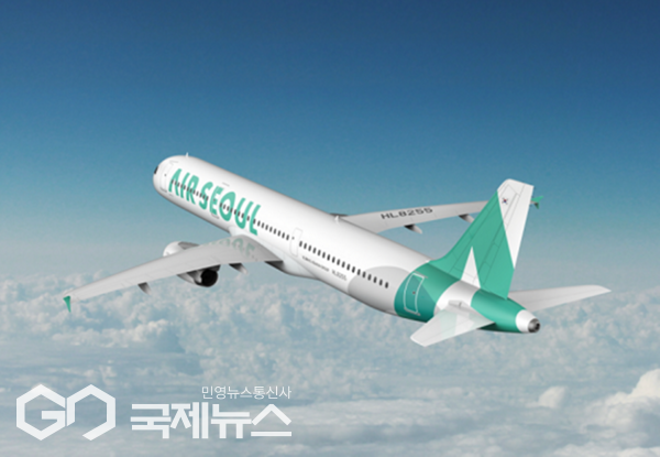 제주공항에서 김포공항으로 하기 위해 활주로로 이동하던 중 에어서울 항공기의 비상문이 열리며 비상탈출 에어슬라이드가 펼쳐졌다.[사진=에어서울]