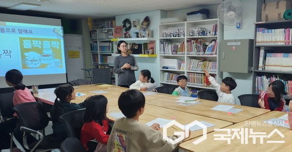 작은도서관에서 진행 중인 아이돌봄 프로그램(독서 수업) 모습(사진=용인시)