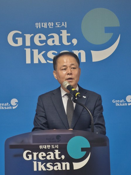 익산시청 브리핑 룸에서 브리핑 중인 배석희 경제관광국장(사진=익산시 제공)