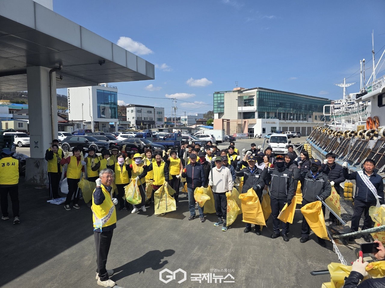 (제공=경주시) 감포항 100년 기념행사를 맞아 유관단체, 지역어업인과 함께 환경정비에 나선 市 해양수산과