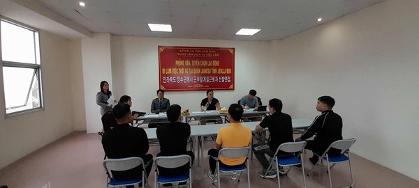                                         (사진=장수군)공공형 계절근로자 선발 현지 면접 모습