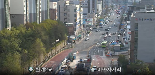 서울 압구정역 돌곶이역 도로 씽크홀, 싱크홀 도로 현장모습 / 경찰청 UTIC 제공