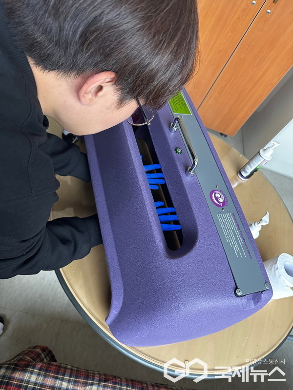 성남시 ‘감염병 안전학교 교육 프로그램’ 운영에 활용하는 ‘뷰 박스’로 손 씻기 후 남은 세균을 확인할 수 있다(사진=성남시)