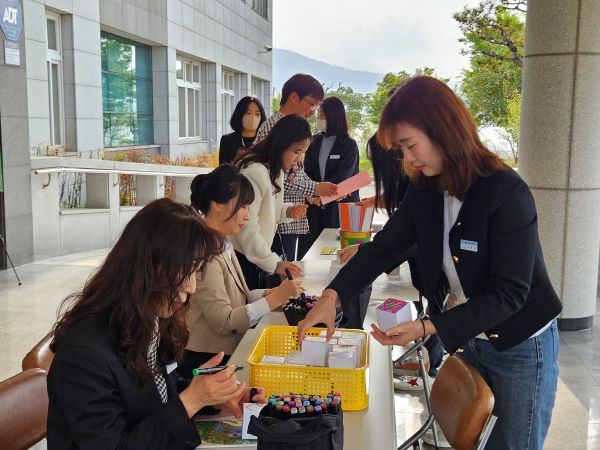 (사진=밀양교육지원청) 18일 오전 밀양교육지원청 1층 로비에서 장애인식 퀴즈활동에 참여하고 있다.