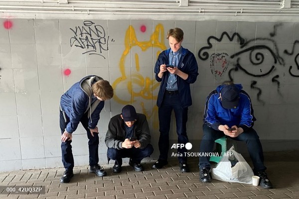 시민들이 19일 블라디미르 푸틴 러시아 대통령이 부활절 휴전을 발표한 직후 시작된 드론 공격 경보로 인해 우크라이나 키이우의 지하도에 대피해 있다. 사진제공/AFP통신