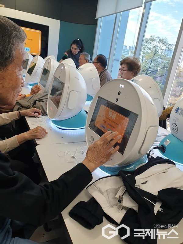 복지관 회원들이 스마트기기를 활용한 인지훈련 교육을 받고 있다.(사진=성남시)