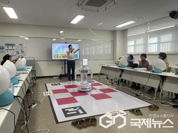 성남시 내 한 복지관 에서 로봇을 활용한 인지훈련 교육이 이뤄지고 있다.(사진=성남시)