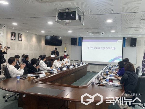 성남시 관계자가 21일 성남시의료원에서 열린 간담회에서 국회 연구단체를 대상으로 의료원의 대학병원 위탁 운영 필요성에 대해 설명하고 있다(사진/성남시)