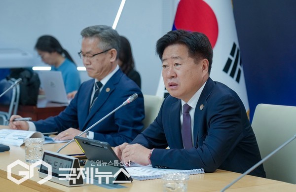 오영훈 제주도지사는 지난 14일 전국 최초로 4시간 동안 한시적 RE100(재생에너지)를 이용해 도내 전체 전력 수요를 충당하고 남은 전기 621메가와트(㎿, 필수운전 발전량 포함)를 해저연계선으로 육지부로 송전하는 데 성공했다고 밝혔다.[사진=제주도청]