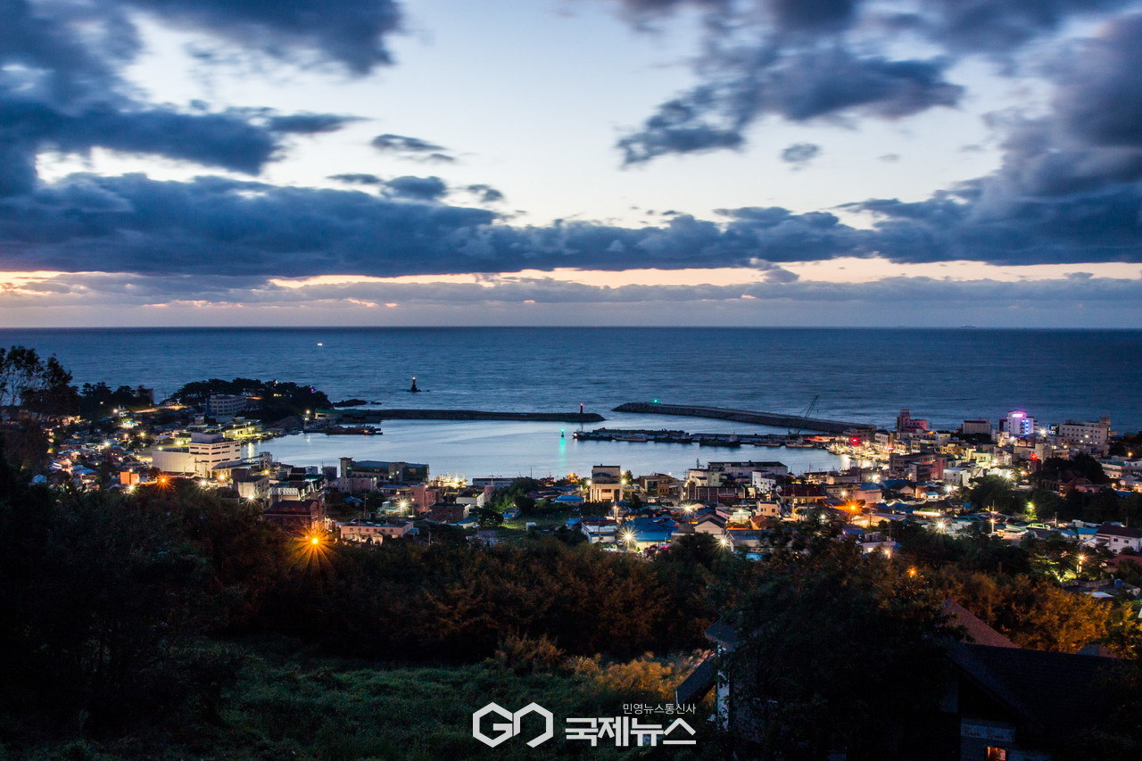 (제공=경주시) 해 질 무렵 불빛이 하나둘 켜진 감포항 야경