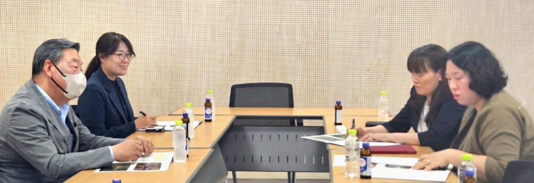 지난 21일 가세로 충남 태안군수(사진 왼쪽)가 보건복지부를 방문해 지원을 요청하고 있다(사진/태안군 제공)