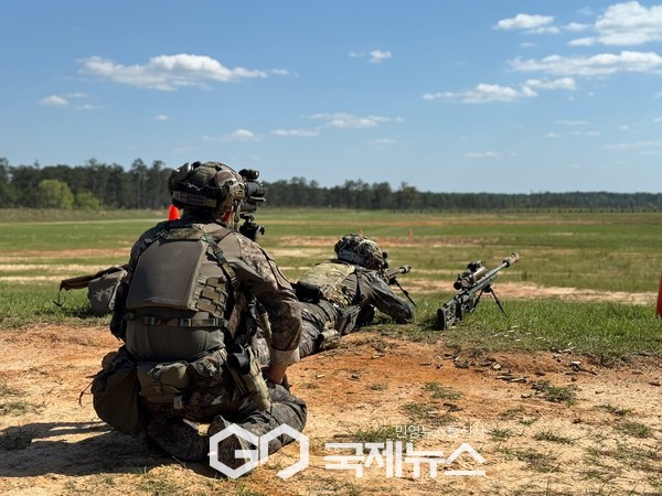 1군단 특공연대 저격수팀 장제욱 중사(사수)와 박대운 상사(관측수)가 타켓을 저격하고 있다.(사진제공.육군)