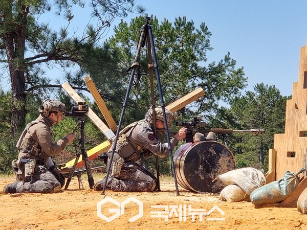 1군단 특공연대 저격수팀 장제욱 중사(사수)와 박대운 상사(관측수)가 타켓을 저격하고 있다.(사진제공.육군)