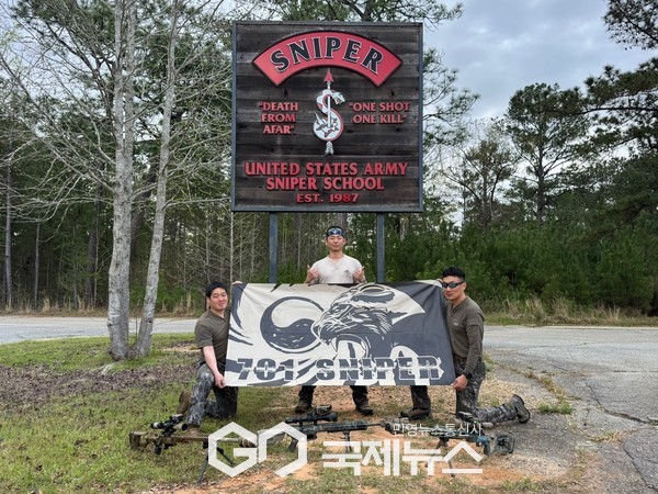 대회에 참가한 1군단 특공연대 저격수팀 이동석 중사(왼쪽), 장제욱 중사(중앙)와 박대운 상사(오른쪽)가 기념사진을 촬영하고 있다.(사진제공.육군)