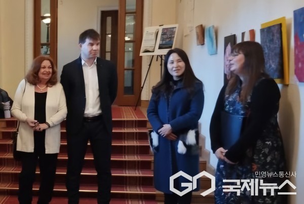 ​한-러 문화교류 미술전시회(사진=김과리 아트디렉터)탈린대학교 학생회장의 통역 및 축사(사진=김과리 아트디렉터)