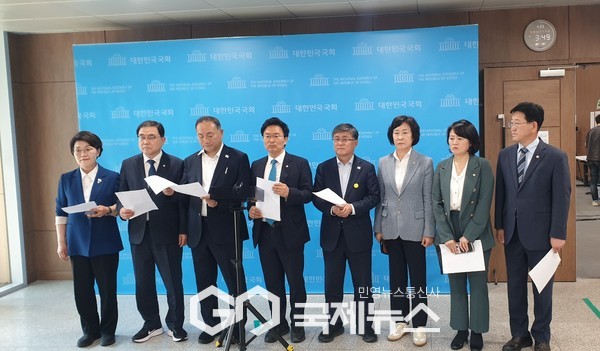 ▲더불어민주당 국회 산업통상자원중소벤처기업위원회 위원 일동은 23일 국회 소통관에서 기자회견을 열고 한미2+2협상결과 통상조약법따라 투명하게 보고하라 요구/사진= 고정화기자