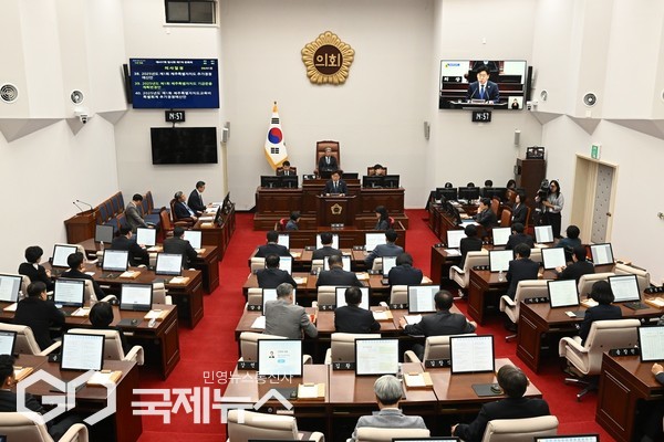 제주도의회는 23일 제437회 임시회 제7차 본회의를 열고 본예산보다 353억원(2.2%) 늘어난 1조6327억원 규모의 추경안에 대해 일부 사업의 예산 집행 시 의회 보고 과정을 거치는 등의 부대 의견을 달아 원안 가결됐다.[사진=제주도의회]
