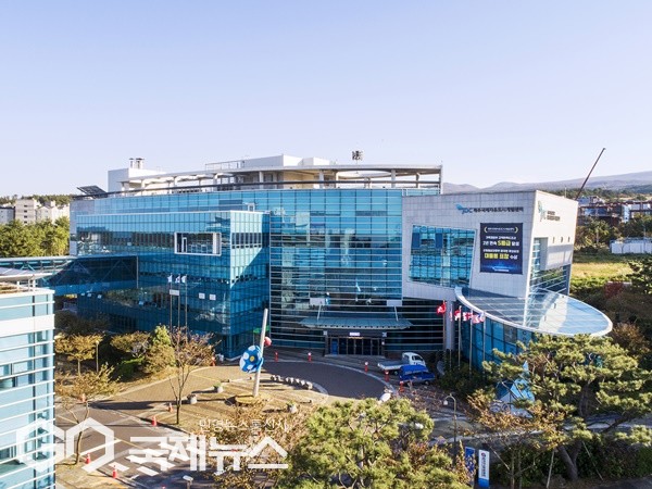 =제주국제자유도시개발센터(이하 JDC)는 오는 2025년 11월 제주도에서 개최 예정인 '제5회 영리더스포럼, 제주'의 대주제로 “격변의 시대, 청년이 준비하는 새로운 미래”, 슬로건으로는 ‘지금 이 순간, 변화를 기회로 만드는 우리의 선택’을 확정했다.[사진=JDC 전경]