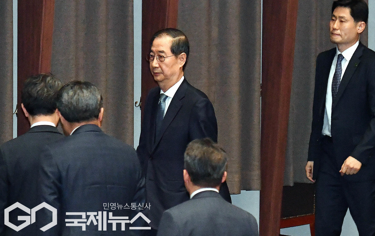 ▲한덕수 대통령 권한대행 국무총리가 24일 서울 여의도 국회에서 열린 본회의에서 2025년도제1회추가경정예산안에대한정부의시정연설을 마친 뒤 본회의장을 나서고 있다./사진=이용우 기자