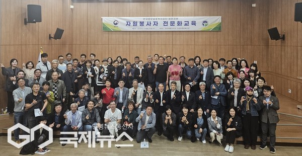 한국법무보호복지공단 제주지부는 지난 23일 제주시 노동자종합복지관 3층 대강당에서 제주지부협의회 및 기능별 위원회 자원봉사자 100여명을 대상으로 ‘2025년 자원봉사자 전문화교육’을 실시했다.[사진=한국법무보호복지공단 제주지부]