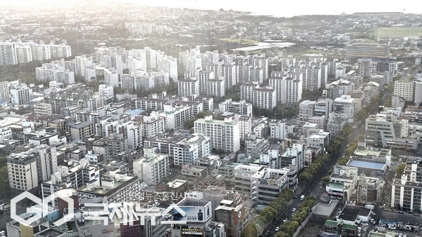 제주도가 압축도시(Compact city) 조성을 위해 기존 고도지구는 문화유산보호구역과 비행안전구역 등 필수지역만 유지하고 나머지는 대부분 해제할 방침이다. 주거·상업지역은 기준높이와 최고높이로 관리체계를 전환할 예정이다.[사진=문서현 기자]