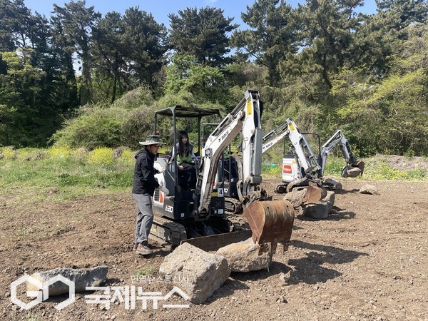 제주고등학교는 제주고등학교 부설 농업계 공동실습소에서 오는 25일까지 서귀포산업과학고등학교 자영생명산업과 학생 및 교사 20명을 대상으로‘농업중장비 집중 이수 프로그램’을 운영하고 있다.[사진=제주고등학교]
