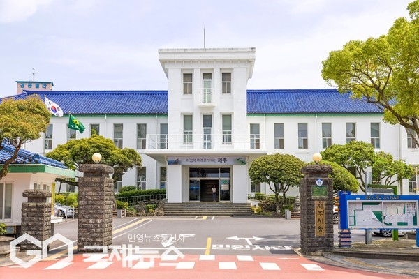 제주시는 과적으로 인한 차량통행의 위험을 방지하고, 도로 안전을 확보하기 위해 24일부터 과적(운행제한) 차량 수시 단속에 나선다.[사진=제주시청사]