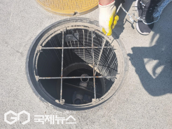 제주시는 관내 준공된 개인오수처리시설을 대상으로 수질검사를 전면 실시해 하수처리 외 지역의 지하수 보전을 위한 핵심 시설인 개인오수처리시설의 초기 수질 안정성을 확보하고, 방류수로 인한 수질오염을 선제적으로 차단하고 있다.[사진=제주시]