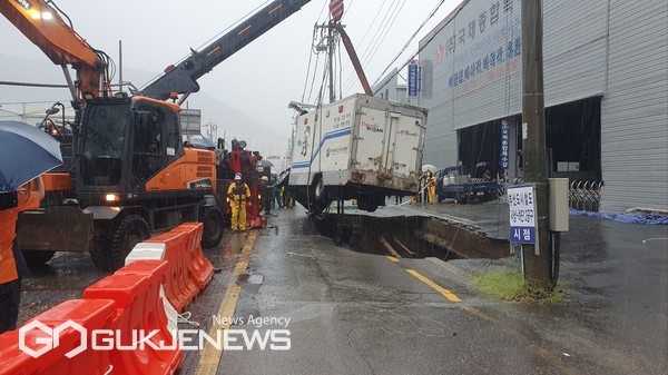 김조일 부산소방재난본부장이 지난 21일, 부산지역 집중호우로 인한 피해 현황 및 소방활동 사항을 상황실에서 확인하고, 사상구 학장동 대형 싱크홀(땅 꺼짐 현상) 현장으로 이동해 사고를 수습하고 있다/제공=부산소방재난본부