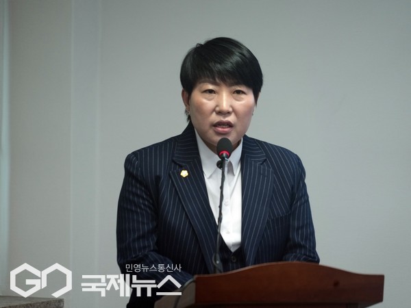 제주도의회 저출생·고령화대책 특별위원회 홍인숙 위원장은 이번 연구용역이 제주지역 저출생·고령화 문제 해결과 지속가능한 제주를 위한 든든한 밑거름이 될 수 있기를 기대한다”고 밝혔다.