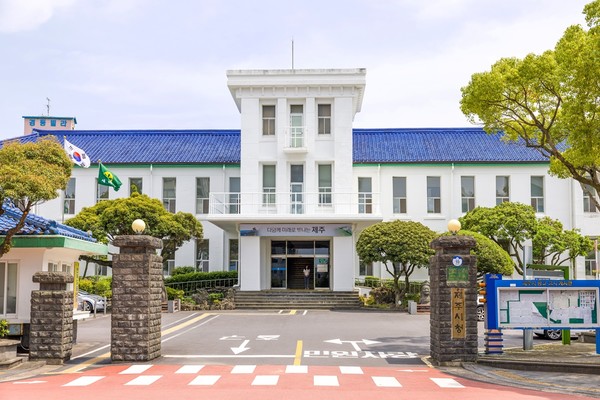 제주시는 납세자가 찾아가지 않은 지방세 미환급금에 대해 오는 6월 말까지 ‘지방세 환급금 특별정리 기간’을 운영한다.[사진=제주시청사]