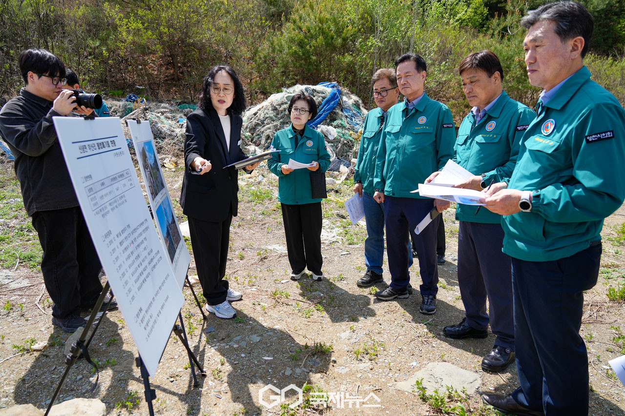 (제공=영천시의회) 신녕 불법폐기물 투기 현장점검에 나선 산업건설위원회