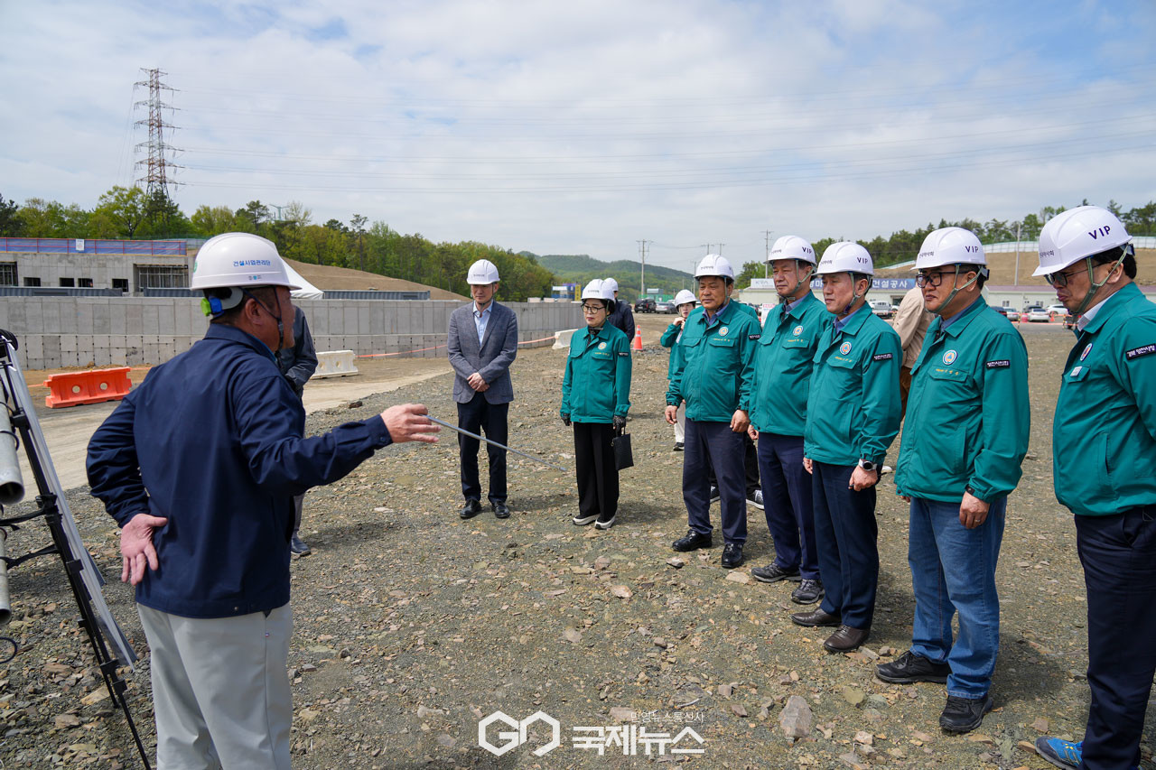 (제공=영천시의회) 영천경마공원 현장점검에 나선 산업건설위원회