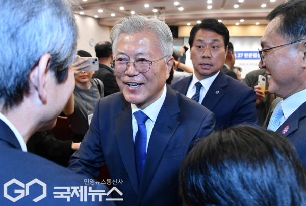 ▲문재인 전대통령 4.27판문점 선언 7주년 기념식에서 지지자들과 인사 나누고있는 장면 사진=이용우기자