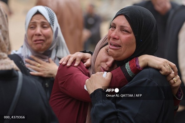 이스라엘 공습에 가족을 잃고 눈물 흘리는 가자 주민들. 사진제공/AFP통신