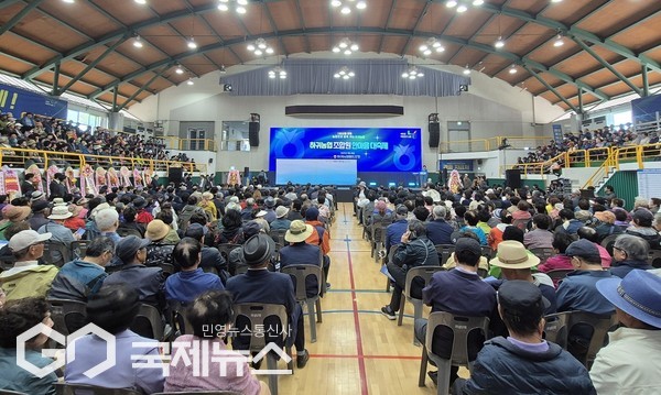 제주 하귀농협은 지난 26일 애월체육관에서 8년 만에‘하귀농협 조합원 한마음 대축제’를 개최한 가운데, 조합원 약 조합원 1,500여 명이 참석해 성황리 개최됐다.[사진=하귀농협]