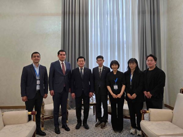 (사진=밀양시) 지난 26일 우즈베키스탄 문화부 상임고문과 밀양시 방문객이 단체 기념 촬영을 하고 있다.(왼쪽 두 번째 우즈베키스탄 문화부 상임고문, 세 번째 곽근석 부시장, 세 번째 이치우 밀양문화관광재단 대표이사)