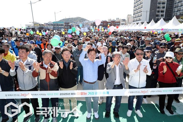 제주 원도심에서 올해 처음 열린 ‘차 없는 거리 걷기 축제’가 26일 1만 2,000여 명의 도민과 관광객들이 참여한 가운데 성황리에 개최됐다.[사진=제주도]