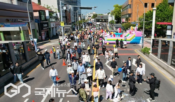 지난 26일 열린 차 없는 거리 걷기 축제는  일상 속 걷기 문화 확산, 도민의 추억이 깃든 원도심 재발견, 탄소중립 달성, 사람 중심 보행환경 조성의 일환으로 기획됐다.[사진=제주도]
