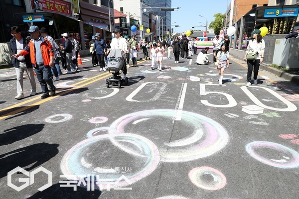 원도심 걷기는 탑동광장에서 출발해 서문로터리, 관덕정, 중앙로터리, 신한은행, 칠성로 흑돼지거리를 거쳐 탐라문화광장까지 3.5㎞ 구간으로 구성됐다.[사진=제주도]