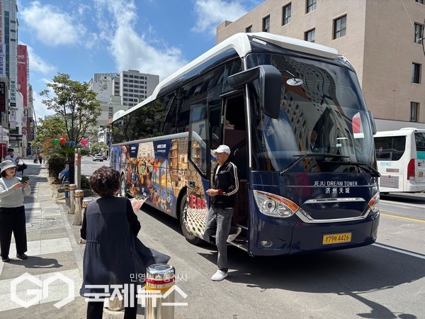 제주 드림타워 복합리조트가 신제주 지역 상점가 활성화를 위해 ‘상생버스’를 운행한다.[사진=롯데관광개발]