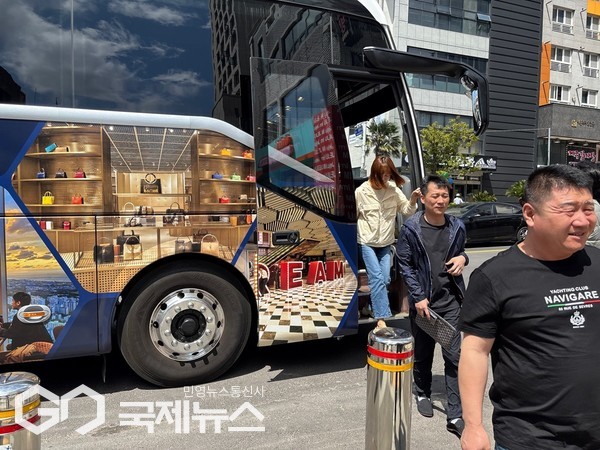 롯데관광개발은 사회공헌사업의 일환으로 28일 오전부터 제주 드림타워 복합리조트를 출발해 연동 누웨마루거리 입구를 순환하는 드림타워-누웨마루거리 상생버스를 운행한다고 밝혔다.[사진=롯데관광개발]