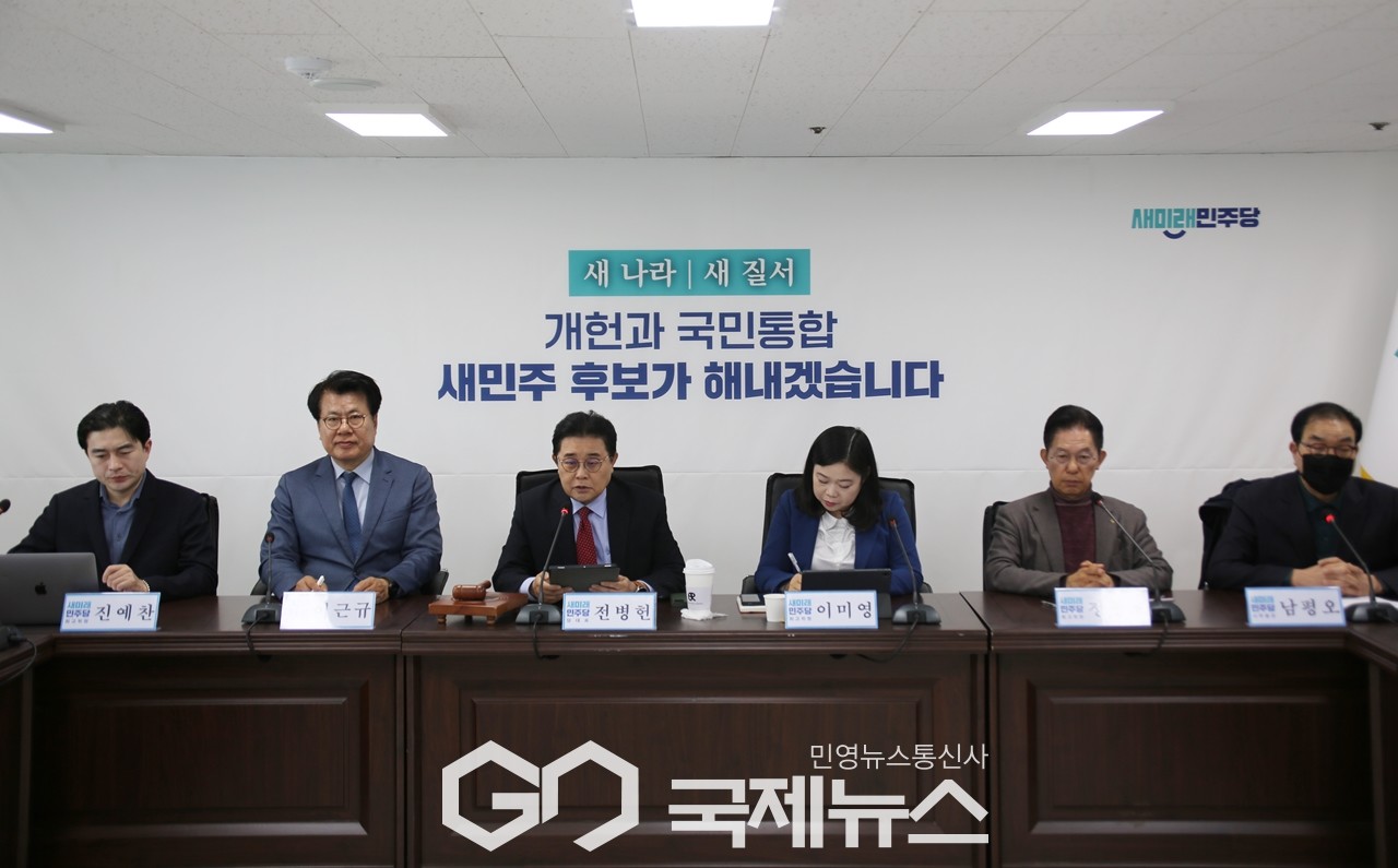 ▲전병헌 새미래민주당 대표는 28일 최고위원회의에서 이낙연 전 총리와 함께 가짜민주당을 넘어 진짜 민주당을 재건하고 국민 화합의 정치개혁을 해내겠다고 모두발언을 하고 있다./사진=이용우 기자 