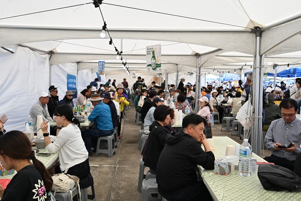 우도 천진항 광장에서 펼쳐진 제14회 우도소라축제가 3일간의 일정을 마무리하고, 지난 27일 성황리에 폐막했다. 축제 기간 약 1만 8,000여 명의 관광객이 우도를 방문하며, 4월 평균 대비 47%가 증가한 입도객 수치를 기록했다.[사진=우도면]