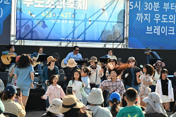 축제의 백미는 26일 ‘우도의밤’행사로 소라축제를 주최·주관한 우도면연합청년회(회장 윤송관)에서 오후 6시 30분부터 저녁 8시까지 향토음식점 메뉴 및 소라구이를 무료로 제공했으며, 주류는 1인당 1병씩 1,000원에 판매했다.[사진=우도면]