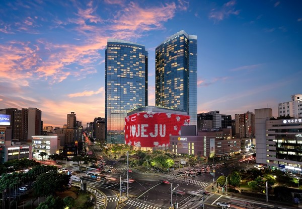 롯데관광개발이 제주 드림타워 복합리조트를 이용하는 이용객들이 최근 크게 늘어남에 따라 신입 및 경력직을 400명 대거 채용에 나선다. 접수는 오는 6월 30일까지다.[사진=롯데관광개발]