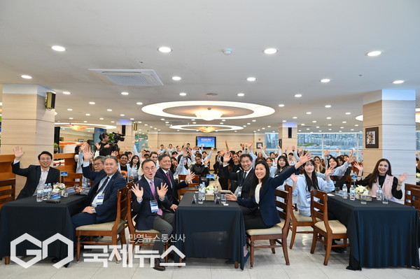 지난 27일 저녁 만찬 참가자들이 기념촬영 하고 있다/제공=한국해양대