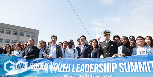 유스 리더십 서밋 참여 청년들과 강도형 해양수산부 장관, 류동근 총장 등이 실습선 한나라호에서 기념촬영 하고 있다